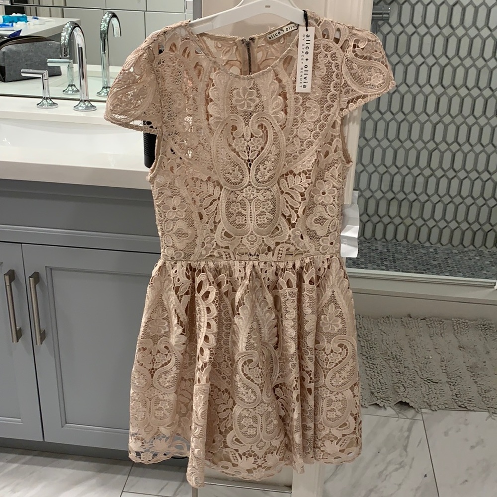 Alice + Olivia Sleeve lace party dress NWT! SPRING CLEANING SALE 🎉